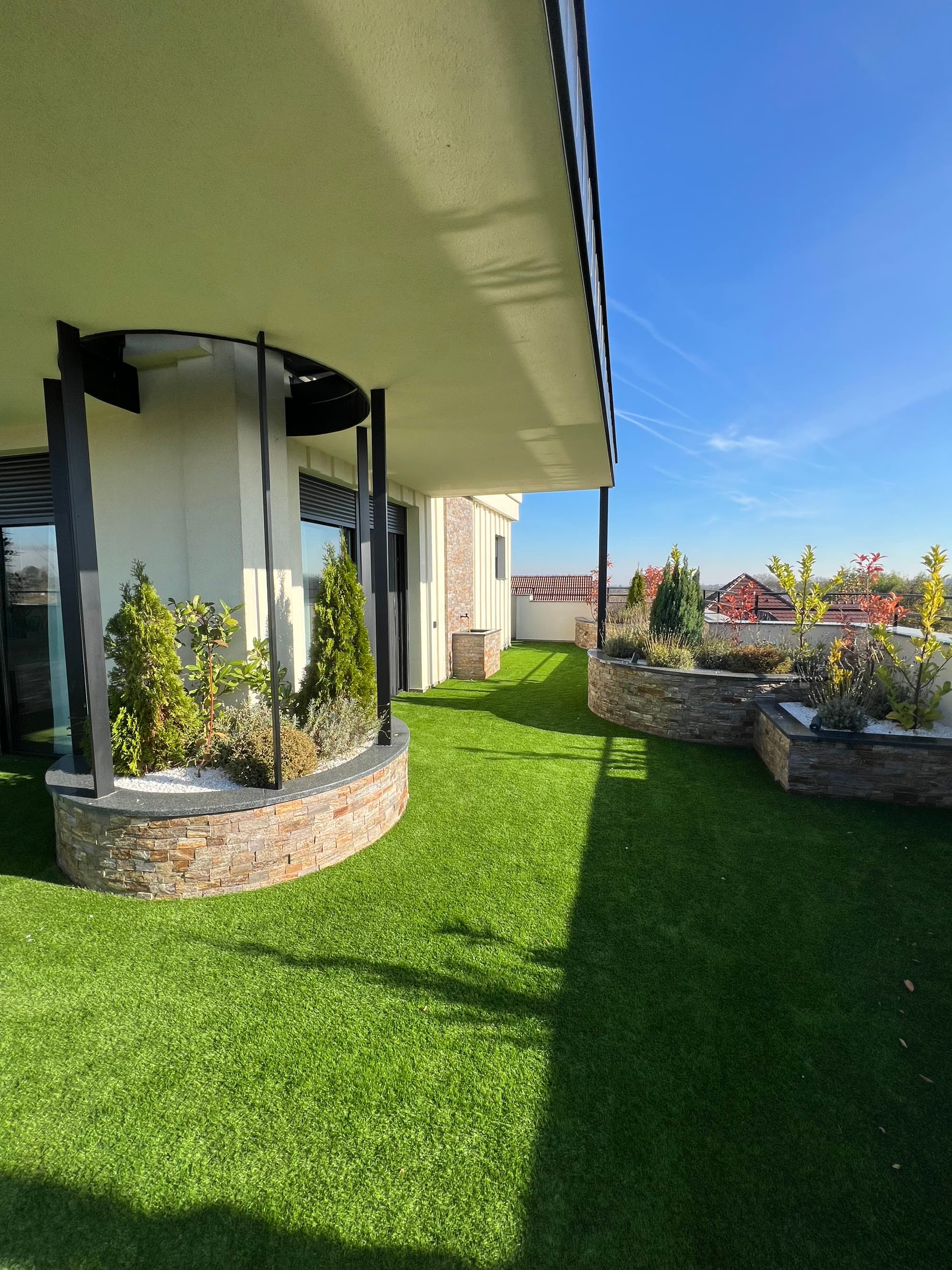 Obere Terrasse mit Blick über das Anwesen